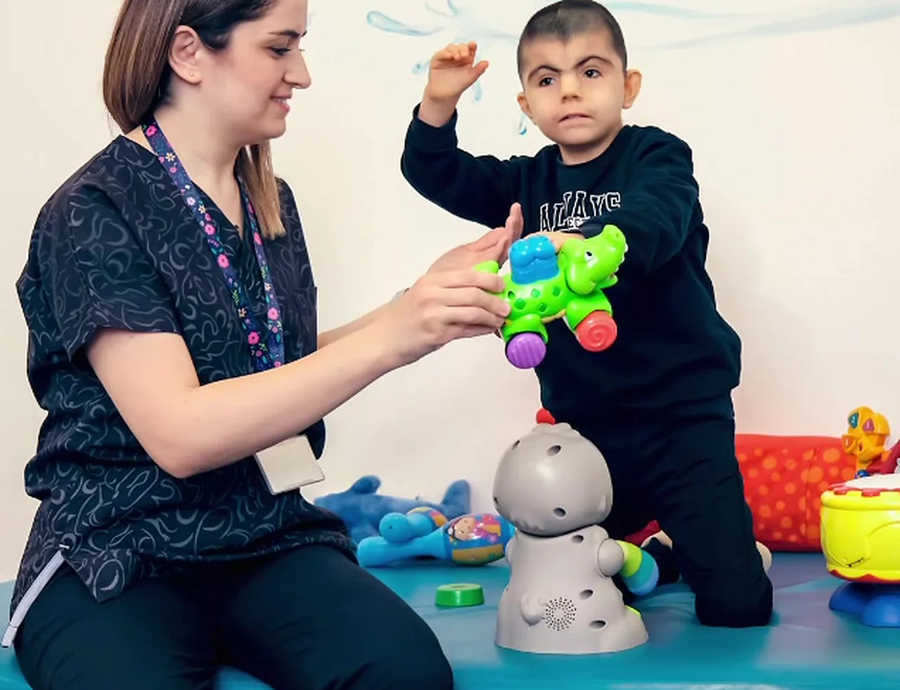 Parent and child with a therapist at Move Ahead